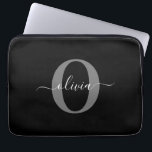 Schwarz-weißer Name für Monogramm-Skript Laptopschutzhülle<br><div class="desc">Dieses elegante Monogramm und das stilvolle Script-Namensdesign können als Geschenk für Geburtstag, Hochzeit, Brautparty, Jubiläum, Muttertag oder jeden Anlass gegeben werden. Es kann mit dem Namen und dem Namen der Person personalisiert werden. Sie können den Schriftart, die Farbe des Schriftartes, die Größe des Schriftartes und die Hintergrundfarbe mit dem Design-Tool...</div>