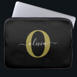 Schwarz-weißer Name für personalisierte Monogramm- Laptopschutzhülle<br><div class="desc">Dieses elegante Monogramm und das stilvolle Script-Namensdesign können als Geschenk für Geburtstag, Hochzeit, Brautparty, Jubiläum, Muttertag oder jeden Anlass gegeben werden. Es kann mit dem Namen und dem Namen der Person personalisiert werden. Sie können den Schriftart, die Farbe des Schriftartes, die Größe des Schriftartes und die Hintergrundfarbe mit dem Design-Tool...</div>