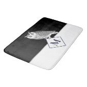Schwarz-weißer Owl Grey Monogram Name Badezimmer Badematte (Schrägansicht)