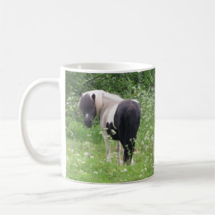 Schwarz-weißer Paint-Pony in Gras und Blumen Kaffeetasse