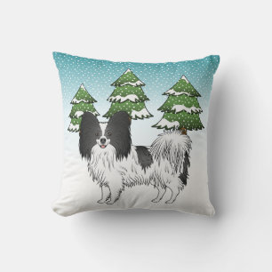 Schwarz-weißer Papillon-Hund im Winterwald Kissen