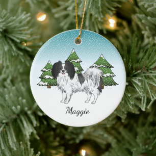 Schwarz-weißer Phalène-Hund im Winterwald Keramik Ornament