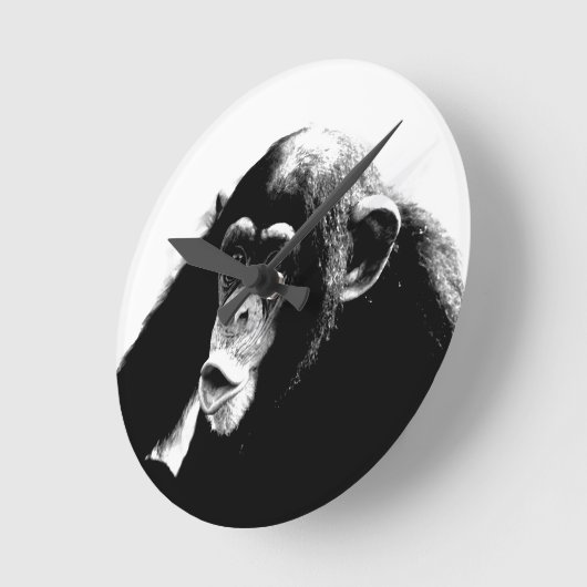 Schwarz-weißer Schimpanse Runde Wanduhr (Winkel)