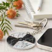 Schwarz-weißer Schlüsselanhänger aus Marmor Person (Vorderseite rechts)