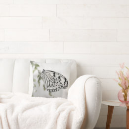 Schwarz-weißer Schmetterling auf dem Baumzweig Kissen