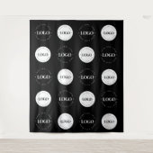 Schwarz-weißer Schritt mit zwei Round-Logos und Wi Wandteppich (Vorderseite)