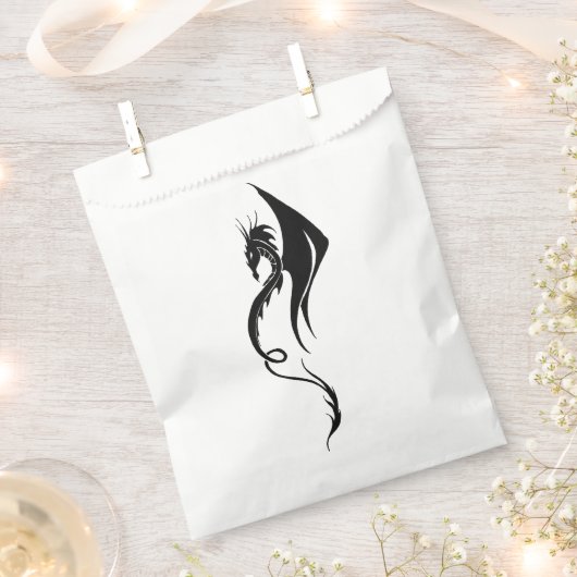 Schwarz-weißer Stammesdrache Geschenktütchen (Ausgeschnitten)
