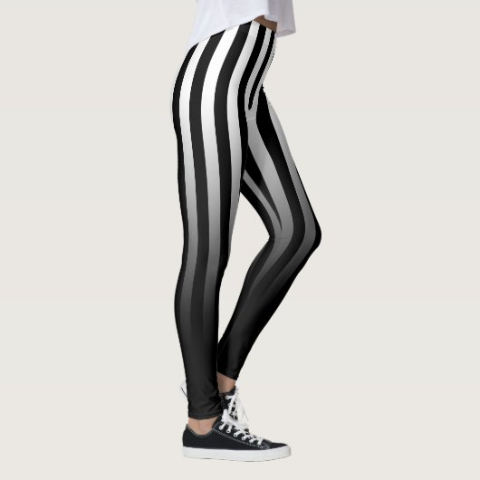 Schwarz-weißer Streifen in schwarzen Leggings (Rechts)