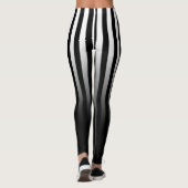 Schwarz-weißer Streifen in schwarzen Leggings (Rückseite)