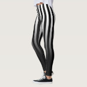 Schwarz-weißer Streifen in schwarzen Leggings (Links)