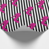 Schwarz-weißer Streifen mit Hot Pink High Heels Geschenkpapier (Ecke)