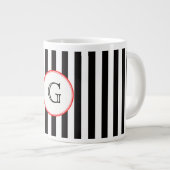 Schwarz-weißer Streifen, rot, weißes Monogramm Jumbo-Tasse (Vorderseite Rechts)