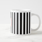 Schwarz-weißer Streifen, rot, weißes Monogramm Jumbo-Tasse (Rechts)