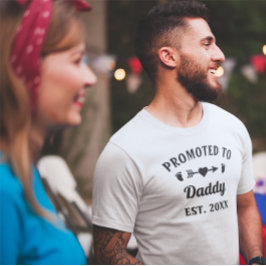 Schwarz-weißer Text für Papa und Neuväter T-Shirt