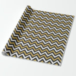 Schwarz-weißer und goldener Glitzer Foil Zickzack  Geschenkpapier<br><div class="desc">Ideal,  um diese Touch auf Ihre Geschenke zu bringen und sie ist ideal zum Geburtstag,  Weihnachten,  Jubiläen oder Hochzeiten! Wunderschöne trendy moderne Geschenkpapier-Design-Muster von druckbaren Hübsch.</div>