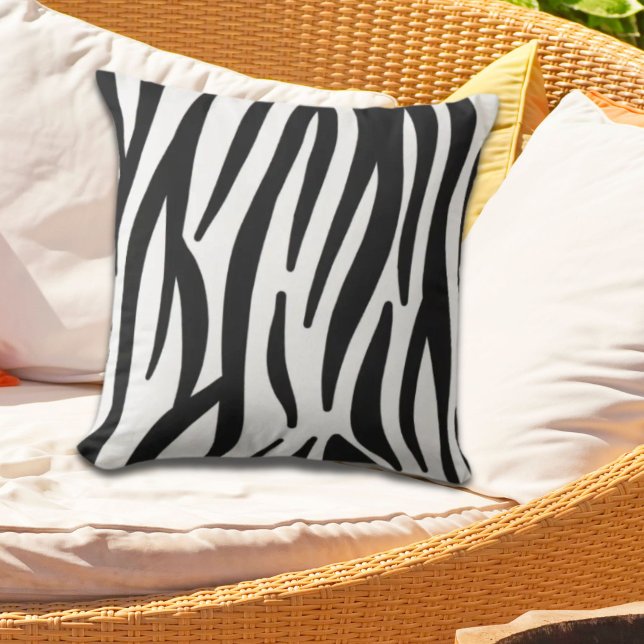 Schwarz-weißer Zebradruck in mädchenhaftem Stil Kissen (girly chic stylish black white zebra print outdoor pillow)