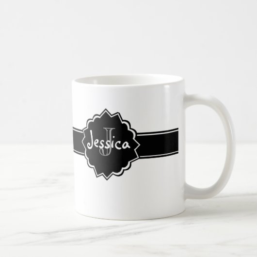 Schwarz-weißes Abzeichen mit Monogramm Kaffeetasse (Rechts)