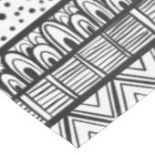 Schwarz-weißes afrikanisches Stammesmuster Tischdecke (Schrägansicht)