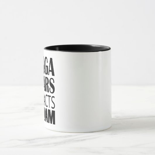 Schwarz-weißes Anti-MAGA-Tears Typografie Tasse (Zentrum)