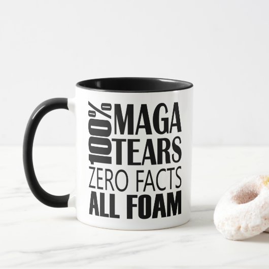 Schwarz-weißes Anti-MAGA-Tears Typografie Tasse (Mit Donut)