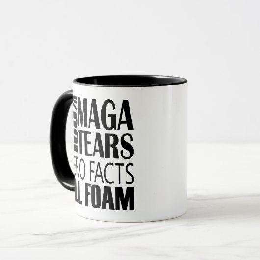 Schwarz-weißes Anti-MAGA-Tears Typografie Tasse (Vorderseite Links)