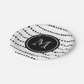 Schwarz-weißes aztekisches Pfeil-Monogramm Pappteller (Schrägansicht)