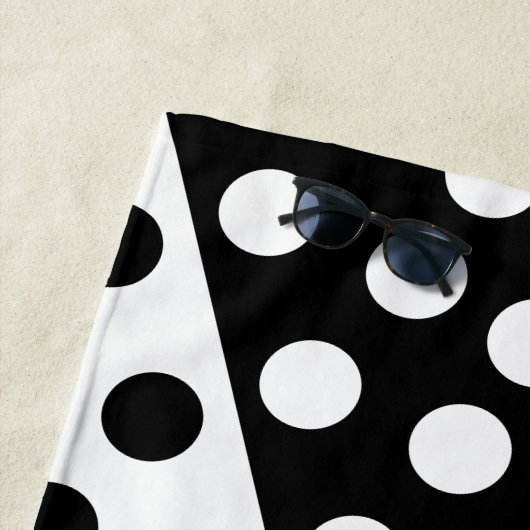 Schwarz-weißes Badetuch mit Dots Stripes (Beispiel)