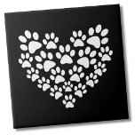 Schwarz-weißes Blatt Herz Fliese<br><div class="desc">Verwenden Sie für ein niedliches Schmuckstück, oder lassen Sie sich eine Tonne, um das Büro eines Tierarztes oder einen Hundewaschanlage Ihrer Zuhause zu dekorieren. Sie können die Hintergrundfarbe ändern. Dieses niedliche Pfotendesign eignet sich hervorragend für Liebhaber von Haustieren, die eine Herzform aus weißen Pfoten mit klassischem schwarzem Hintergrund haben. Die...</div>