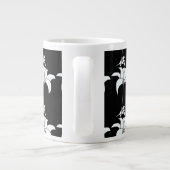 Schwarz-weißes Blumengeschenk Jumbo-Tasse (Rückseite)