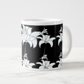 Schwarz-weißes Blumengeschenk Jumbo-Tasse (Vorderseite Rechts)