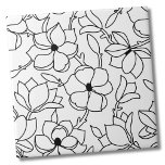 Schwarz-weißes Blumenmuster Fliese<br><div class="desc">Benutzen Sie dieses schlichte Schwarz-Weiß-Magnolienmuster als Hintergrund, um Ihren Lebensraum anzupassen. Sie können auch die Hintergrundfarbe ändern, um es wirklich zu Ihrem eigenen Aussehen zu machen. Außerdem können Sie auch die schwarzen Blume zu einer ganz anderen Farbe machen! Ob Sie gewollt haben, diese Kachel als kleinen Untersetzer oder Trivet für...</div>
