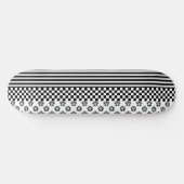 Schwarz-weißes Boho Karo Blumenmuster Skateboard (Horizontal)