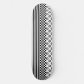 Schwarz-weißes Boho Karo Blumenmuster Skateboard (Vorderseite)