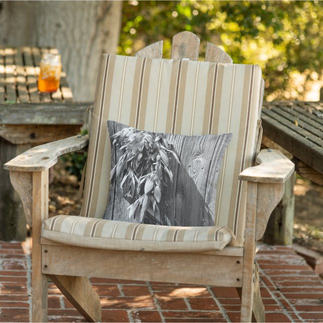 Schwarz-weißes botanisches Not leidendes Holz Kissen (Stuhl)