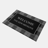 Schwarz-weißes Buffalo kariert Name Fußmatte (Schrägansicht)