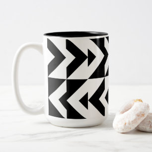 Schwarz-weißes Chevron-Muster Zweifarbige Tasse