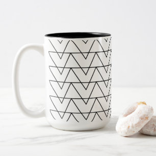Schwarz-weißes Chevron-Streifenmuster Zweifarbige Tasse