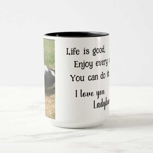 Schwarz-weißes Chihuahua mit orangefarbenen Rose I Tasse (Zentrum)