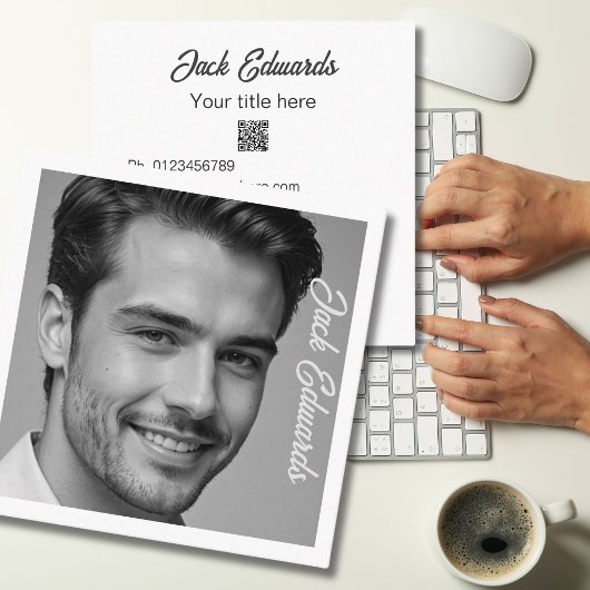 Schwarz-weißes einfaches Foto Social Media Quadratische Visitenkarte