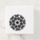Schwarz-weißes florales Mandala Geschenkanhänger (Beispiel)