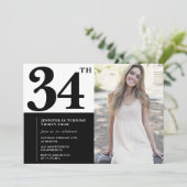 Schwarz-weißes Foto 34. Geburtstag Einladungen (Stehend Vorderseite)