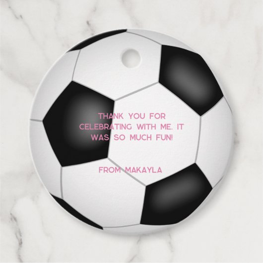 Schwarz-weißes Fußballball Kindergeburtstag Party Geschenkanhänger (Vorderseite)