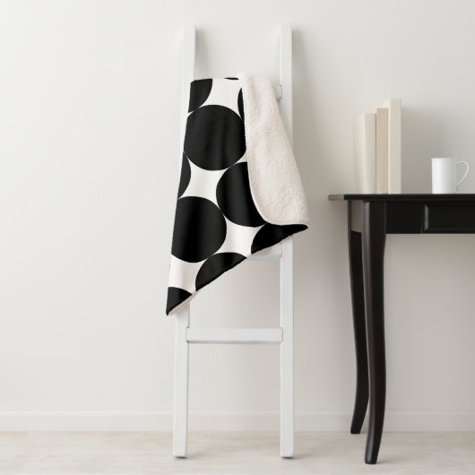 Schwarz-weißes geometrisches Kreismuster nach hint Sherpadecke (Beispiel)