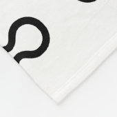 Schwarz-weißes geometrisches Puzzleteil-Retromuste Fleecedecke (Ecke)