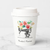 Schwarz-weißes Geschäft mit Nähmaschinen Pappbecher (Rückseite)