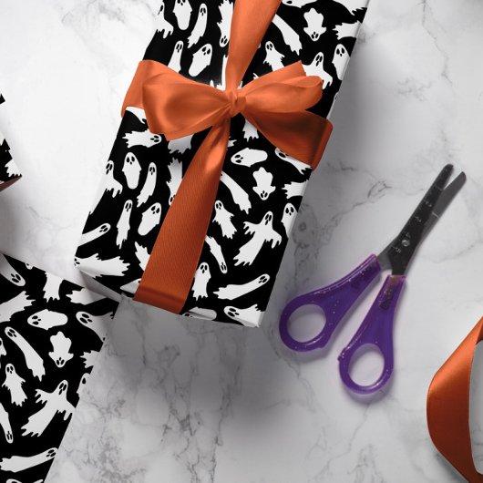 Schwarz-weißes Ghosts Halloween-Muster Geschenkpapier