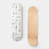 Schwarz-weißes Gorgees Modern Geometric Muster Skateboard (Vorderseite)
