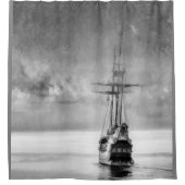 Schwarz-weißes graues Piratenschiff Duschvorhang (Vorderseite)