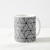 Schwarz-weißes Halbkreis-Spiralbogen-Kurvenmuster Kaffeetasse (VorderseiteRechts)