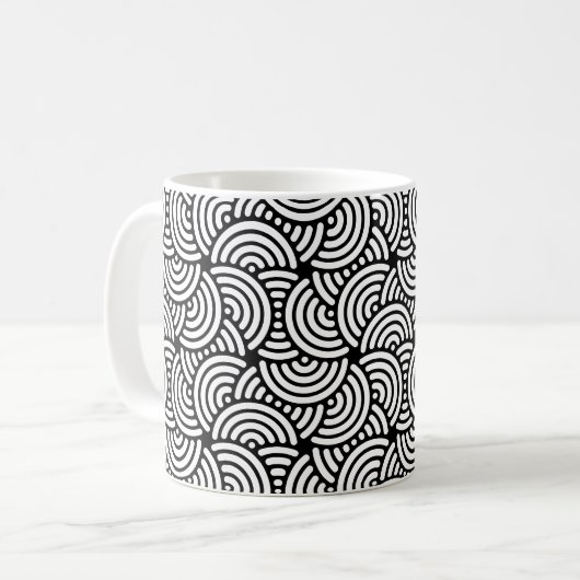 Schwarz-weißes Halbkreis-Spiralbogen-Kurvenmuster Kaffeetasse (Vorderseite Links)